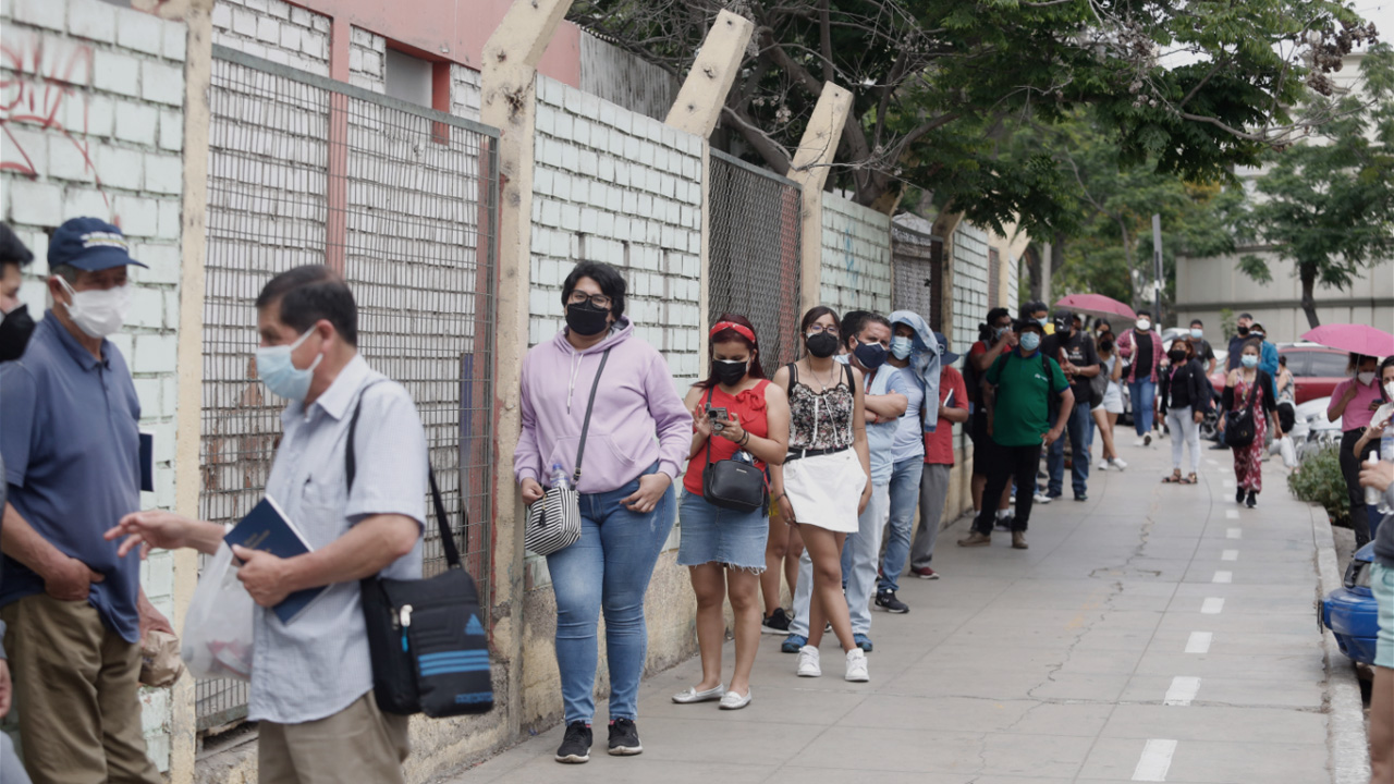 Personas forman largas filas para someterse a una prueba de descarte COVID-19. (Foto: Carlos Contreras / GLR)